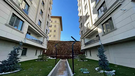 İstinat duvarı çöken sitedeki 4 dairede hasar oluştu