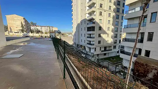 İstinat duvarı çöken sitedeki 4 dairede hasar oluştu