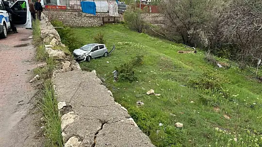 İstinat duvarına çarpan araç bahçeye uçtu: 2 yaralı