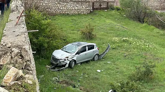 İstinat duvarına çarpan araç bahçeye uçtu: 2 yaralı