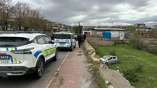 İstinat duvarına çarpan araç bahçeye uçtu: 2 yaralı