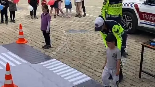 Jandarma ekiplerinden minik öğrencilere trafik eğitimi