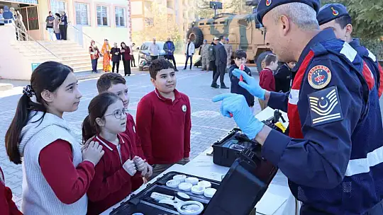 Jandarma, öğrencilere yerli savunma sanayiyi anlattı