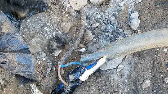 Kaçak hat çekilen panolar alev aldı