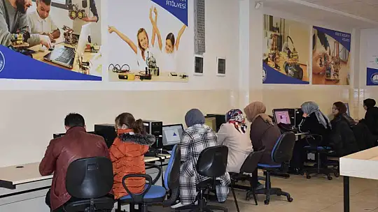 Kadınlar çocuklarıyla hayallerini tasarlıyor