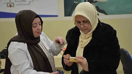 Kadınlar çocuklarıyla hayallerini tasarlıyor