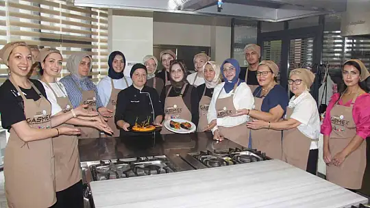 Kadınlar dünya mutfağının inceliklerini öğreniyor