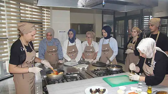 Kadınlar dünya mutfağının inceliklerini öğreniyor
