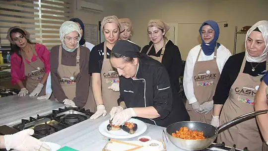 Kadınlar dünya mutfağının inceliklerini öğreniyor