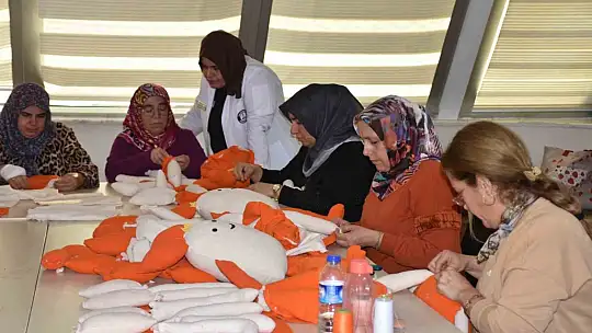 Kadınlar, lösemili çocuklara oyuncak bebek ve elbise dikmek için bir araya geldi