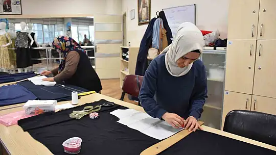Kadınlar, lösemili çocuklara oyuncak bebek ve elbise dikmek için bir araya geldi