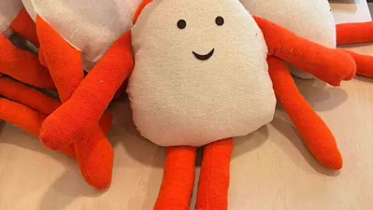 Kadınlar, lösemili çocuklara oyuncak bebek ve elbise dikmek için bir araya geldi