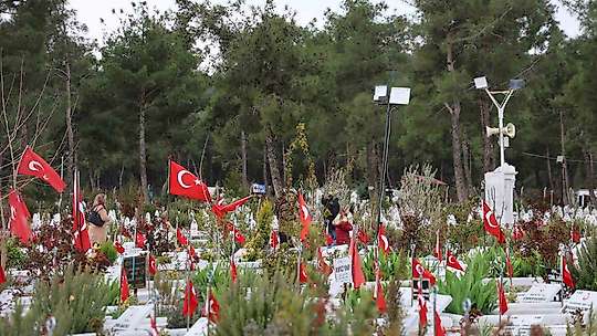 Kahramanmaraş deprem mezarlığında hüzünlü bayram