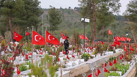 Kahramanmaraş deprem mezarlığında hüzünlü bayram