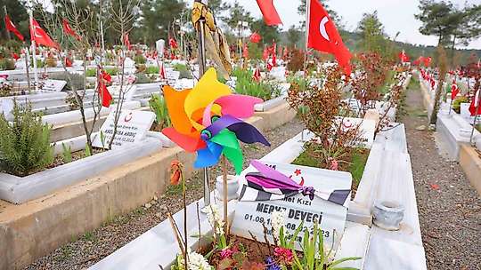 Kahramanmaraş deprem mezarlığında hüzünlü bayram