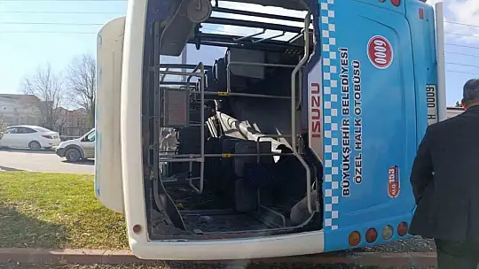 Kahramanmaraş'ta aracın çarptığı halk otobüsü devrildi: 13 yaralı