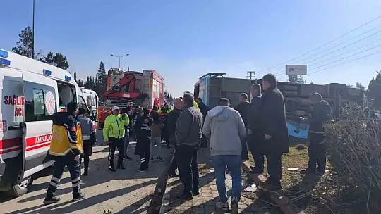 Kahramanmaraş'ta aracın çarptığı halk otobüsü devrildi: 13 yaralı