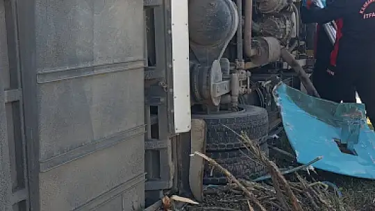 Kahramanmaraş'ta aracın çarptığı halk otobüsü devrildi: 13 yaralı