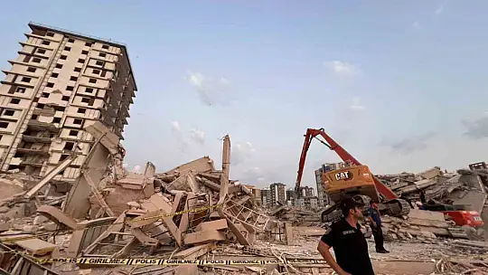 Kahramanmaraş'ta bina yıkımı sırasında iş makinası operatörü göçük altında kaldı