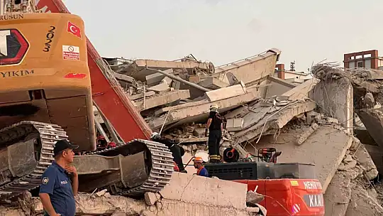 Kahramanmaraş'ta bina yıkımı sırasında iş makinası operatörü göçük altında kaldı