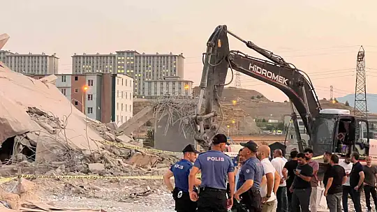 Kahramanmaraş'ta bina yıkımı sırasında iş makinası operatörü göçük altında kaldı