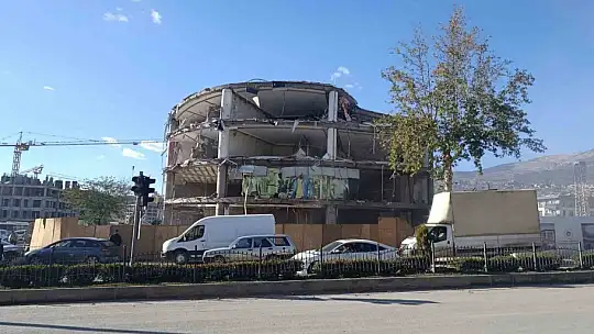 Kahramanmaraş'ta depremde hasar alan iş merkezi yıkıldı
