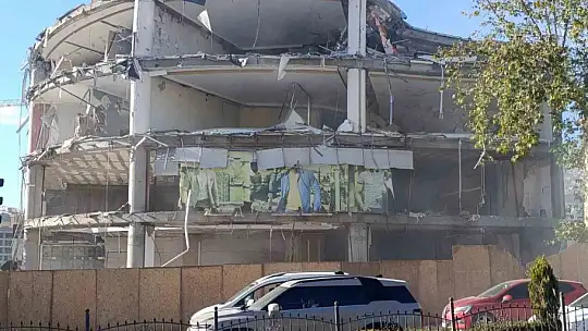 Kahramanmaraş'ta depremde hasar alan iş merkezi yıkıldı