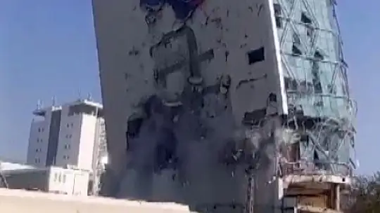 Kahramanmaraş'ta depremde hasar alan iş merkezi yıkıldı