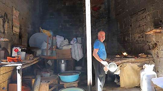 Kahramanmaraş'ta kalaycı ustasının zorlu sıcaklıkta mesaisi