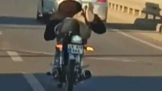 Kahramanmaraş'ta motosikletle tehlikeli sürüş kamerada