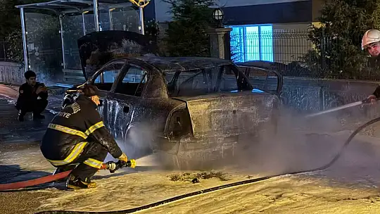 Kahramanmaraş'ta yanan otomobil hurdaya döndü