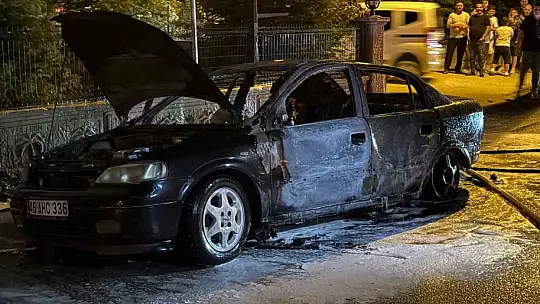 Kahramanmaraş'ta yanan otomobil hurdaya döndü