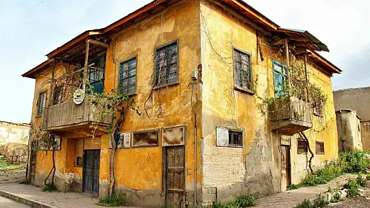 Kahramanmaraş'ta yıllara meydan okuyan evler görüntülendi