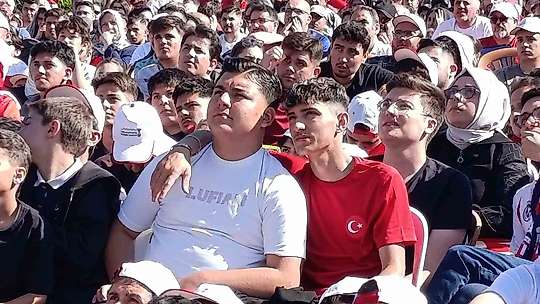Kahramanmaraşlılar milli maç heyecanını dev ekranda yaşadı