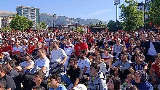Kahramanmaraşlılar milli maç heyecanını dev ekranda yaşadı