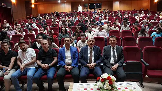 Kahta'da İngilizce Şarkı Yarışması büyük beğeni topladı