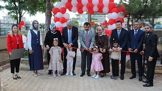 Kahta'da miniklerden çilek hasadı
