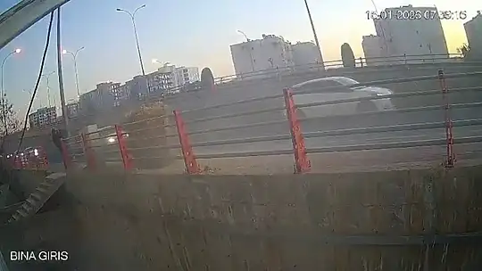 Kaldırımda yürürken hayatının şokunu yaşadı