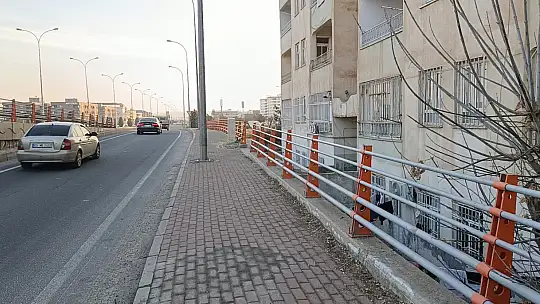 Kaldırımda yürürken hayatının şokunu yaşadı