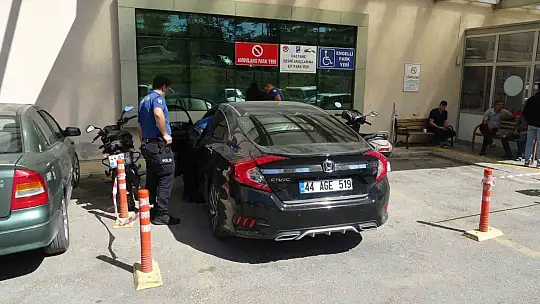 Kalp krizi geçiren sürücü hastane otoparkında 7 araca çarptı: O anlar kamerada
