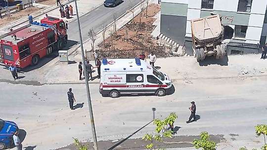 Kamyon eve girdi, sürücü yaralandı