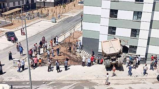 Kamyon eve girdi, sürücü yaralandı