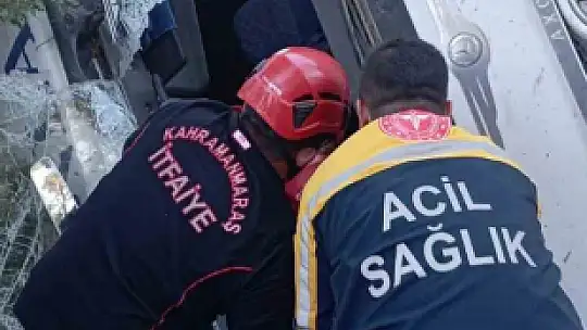 Kamyon uçuruma yuvarlandı, sıkışan sürücü kurtarıldı