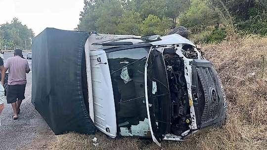 Kamyonet devrildi sürücü yaralı kurtuldu