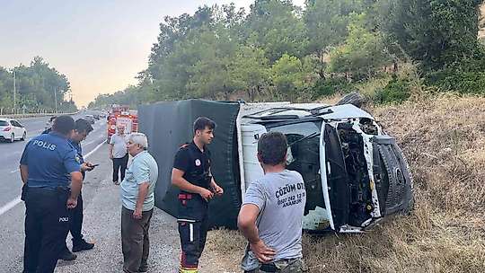 Kamyonet devrildi sürücü yaralı kurtuldu