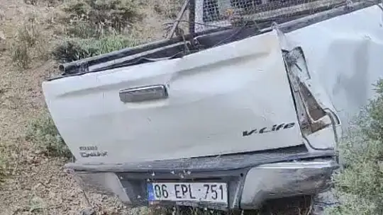 Kamyonet uçuruma yuvarlandı: 2 ağır yaralı