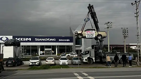 Kamyoneti vinç ile asıp firma önünde eylem yaptı