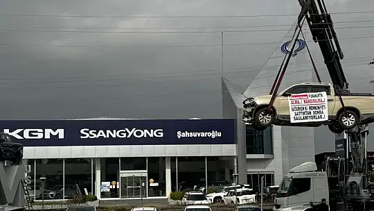 Kamyoneti vinç ile asıp firma önünde eylem yaptı