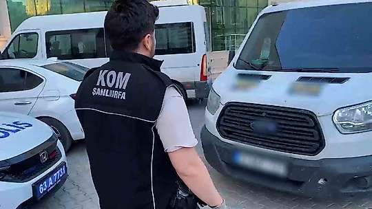 Kamyonetteki araç lastiklerinden 20 bin paket kaçak sigara çıktı
