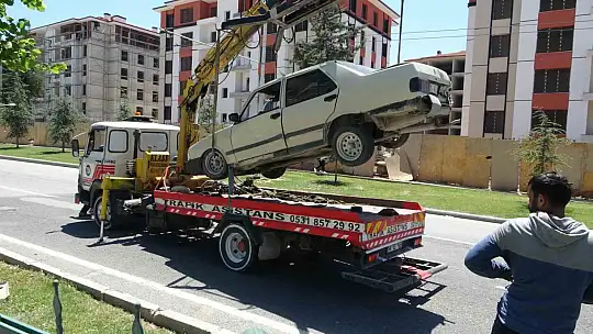 Kamyonun çarptığı otomobil refüje savruldu